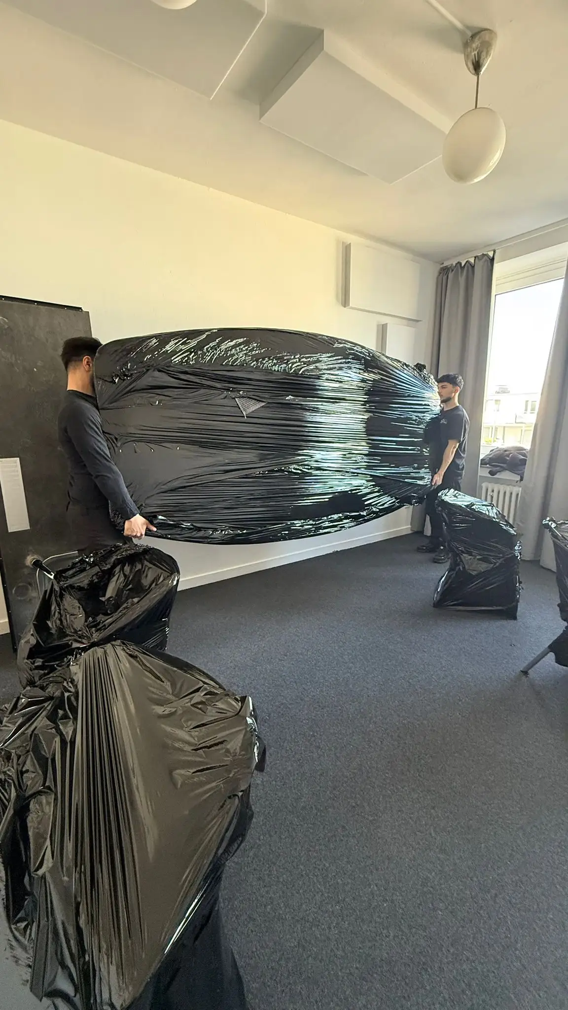 Büromöbel mit Schutzfolie verpackt – Universitätsumzug für öffentliche Auftraggeber