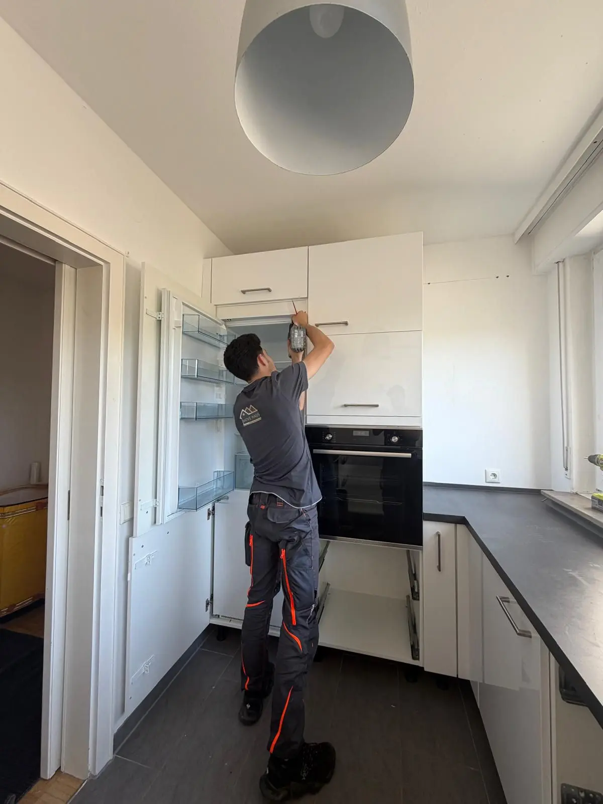 Seniorenhaushalt auflösen in Bochum – Movehaus-Mitarbeiter bei fachgerechter Küchenmontage: Umzug ins neue Zuhause und Haushaltsauflösung aus einer Hand