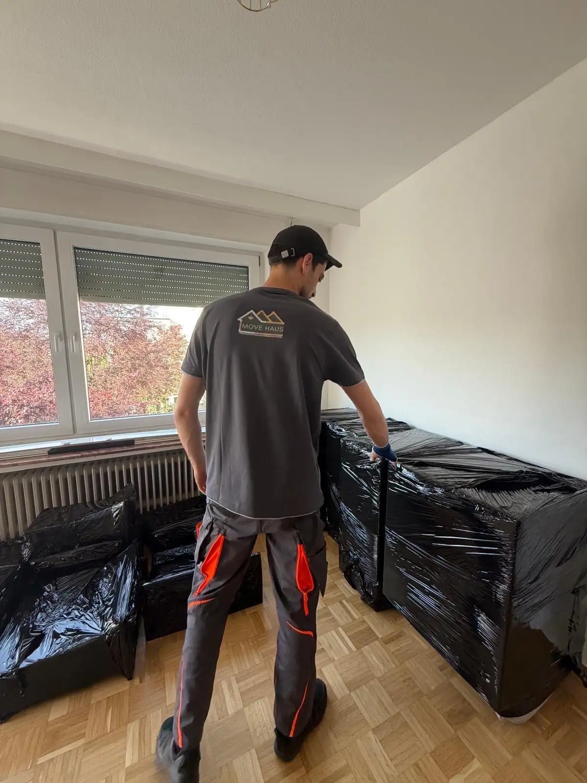 Möbel professionell mit Schutzfolie verpackt – Movehaus Einpackservice