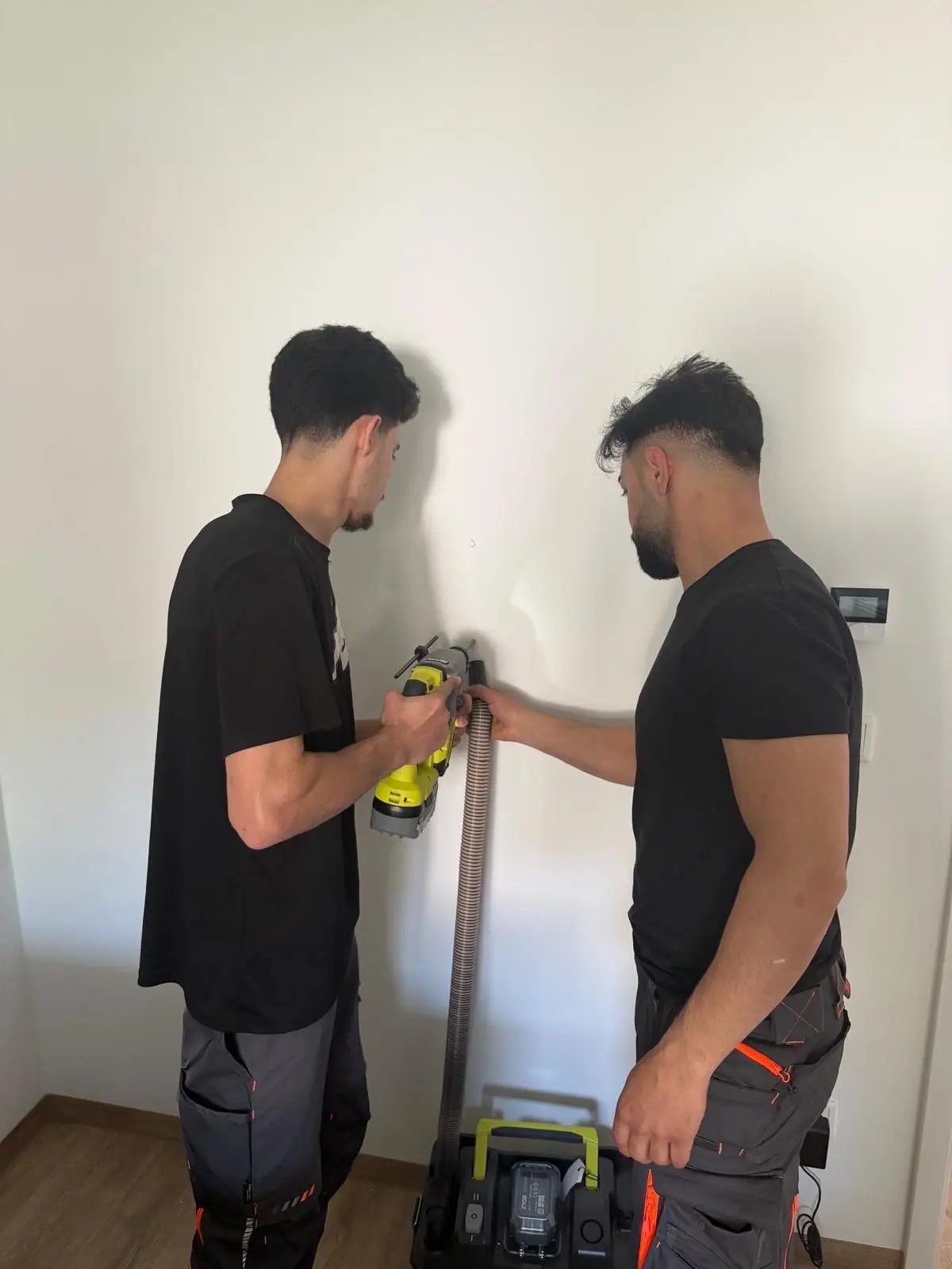 Movehaus Team bei der Möbelmontage – Privatumzug zum Festpreis
