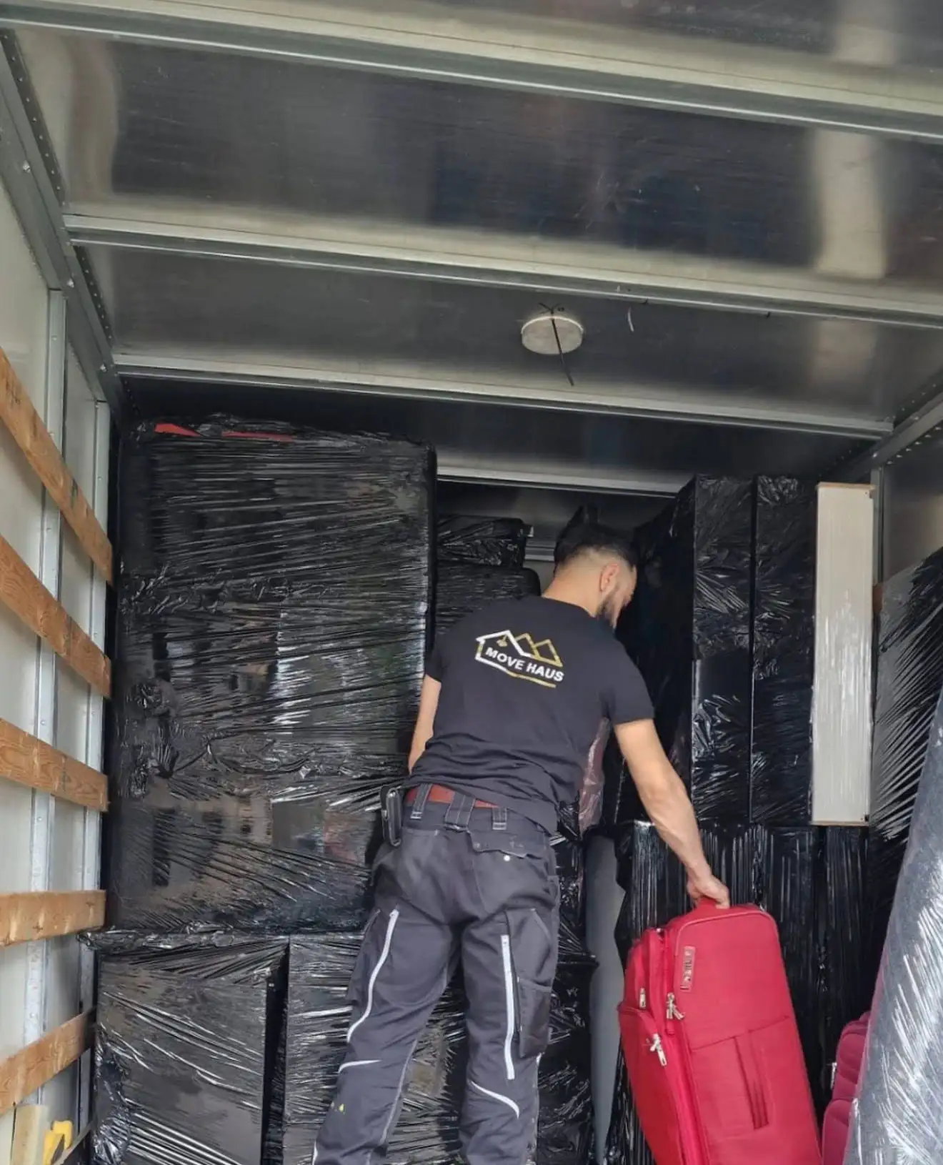 Professionelle Verpackung mit Schutzfolie – vergabekonformer Behördenumzug