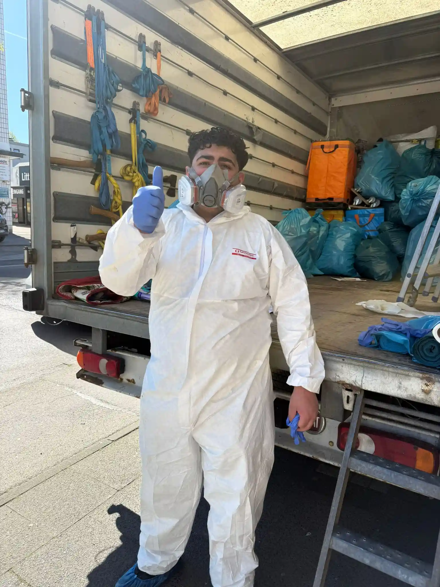 Haushaltsauflösung in Bochum – Movehaus-Team mit LKW und Schutzausrüstung nach erfolgreicher Wohnungsauflösung, professionelle Entsorgung in Big Bags