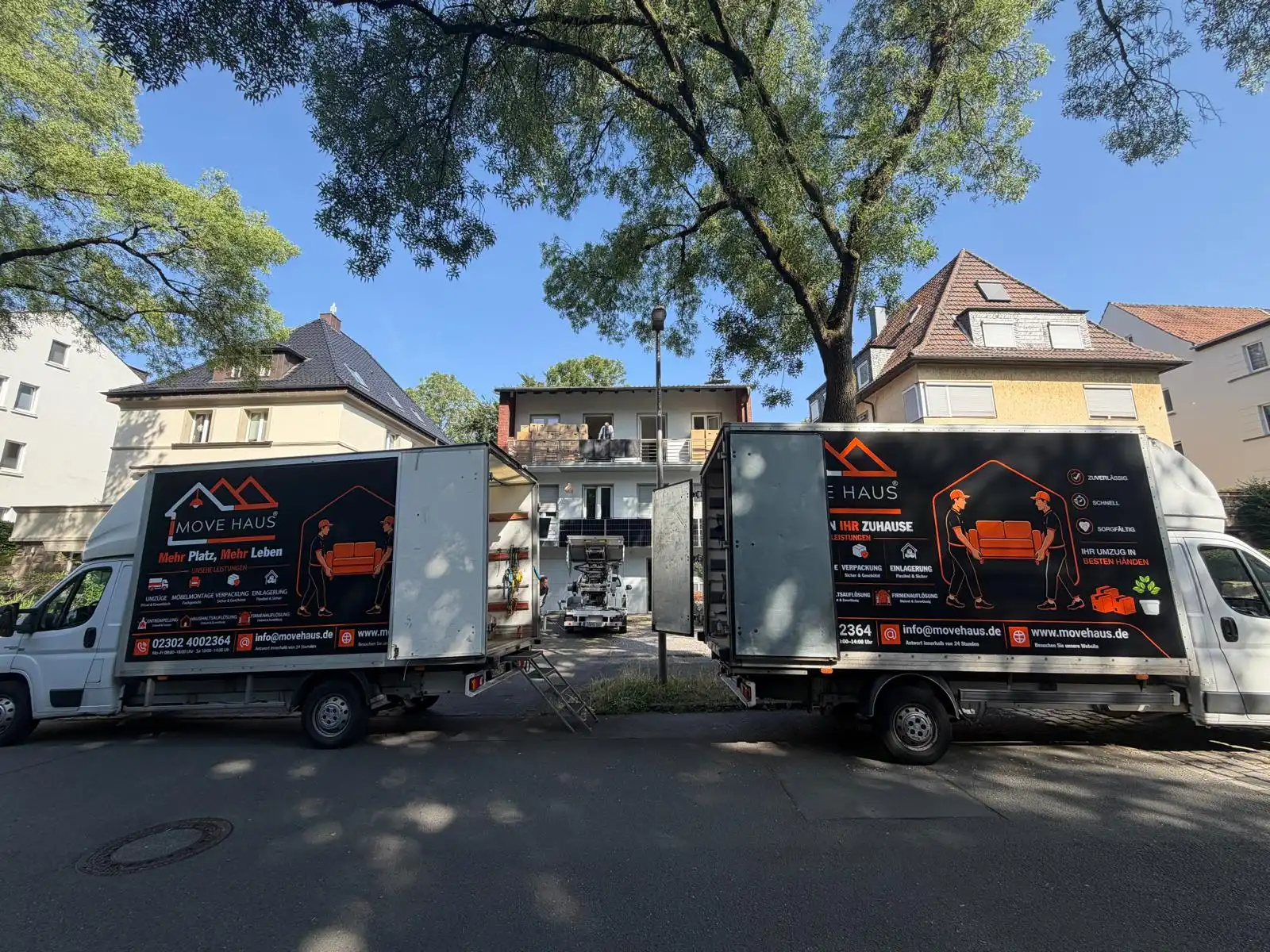 Hausumzug mit Umzugsservice – Movehaus-Team belädt den Umzugswagen über den Möbelaufzug an einem Wohnhaus