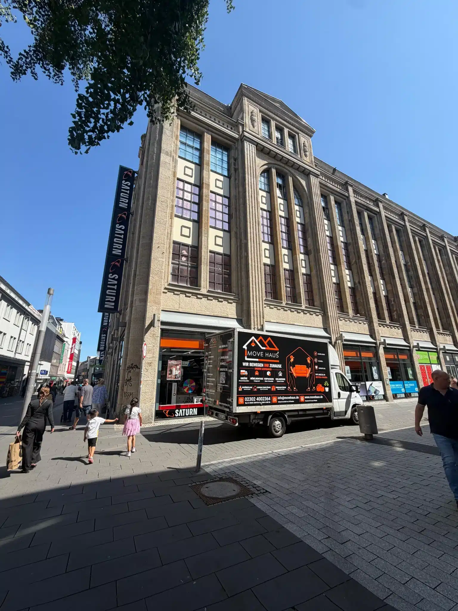 Movehaus-Lkw beim Umzug in Bochum