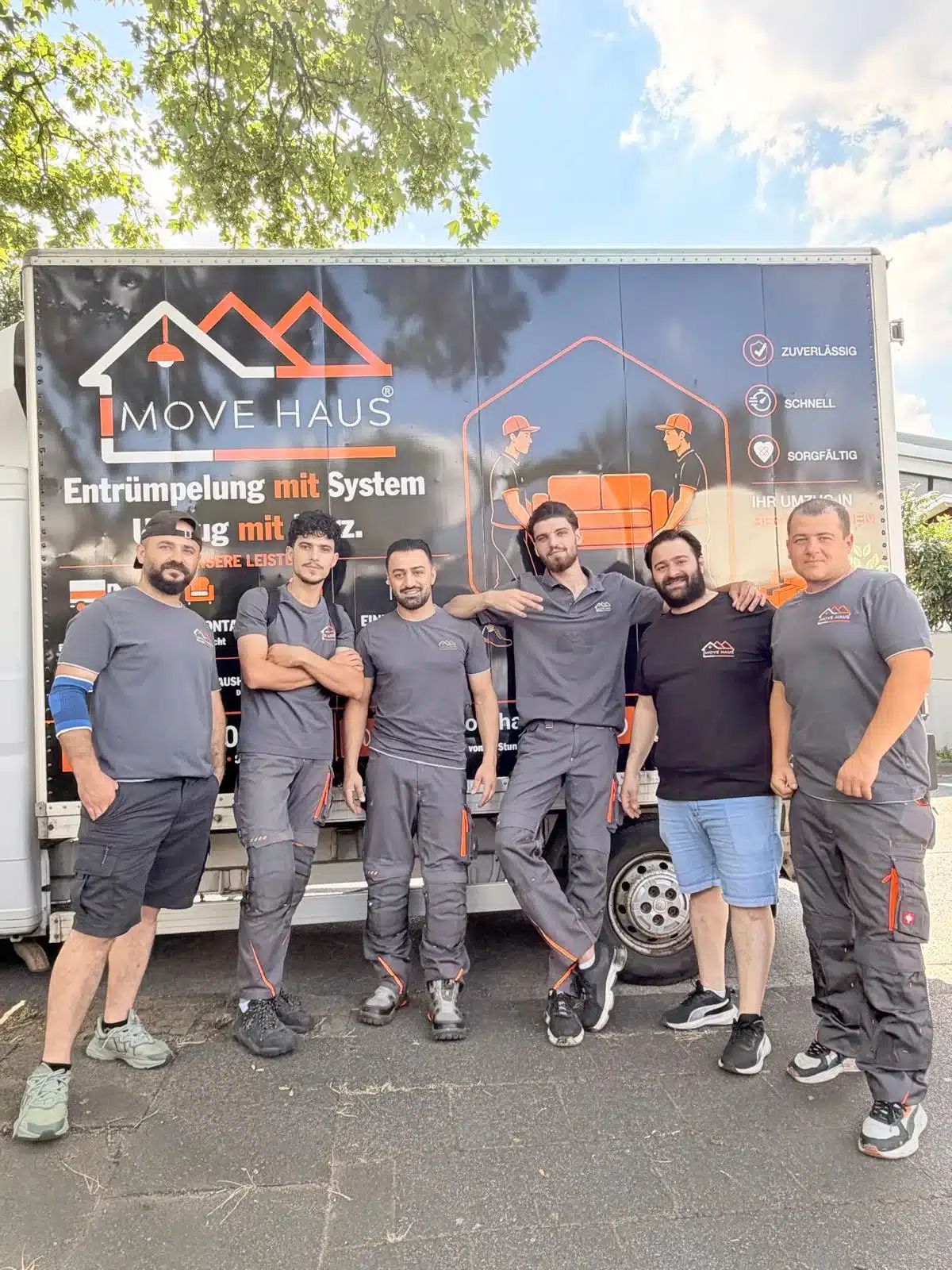 Umzugshelfer Bochum – das feste Movehaus-Team in einheitlicher Arbeitskleidung vor dem firmeneigenen Umzugswagen