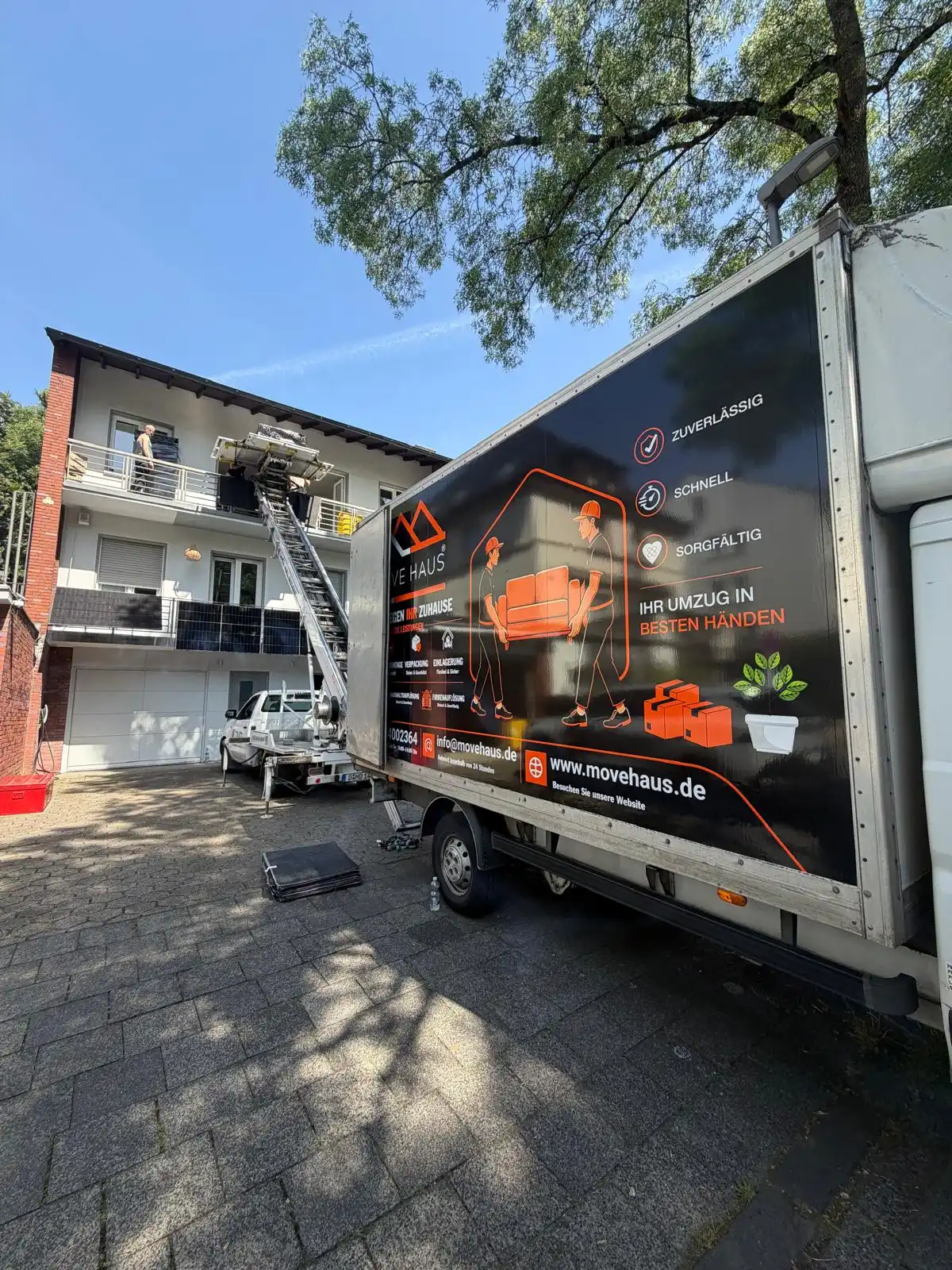 Möbelaufzug im Einsatz – sicherer Möbeltransport über den Möbellift von Movehaus statt durchs enge Treppenhaus
