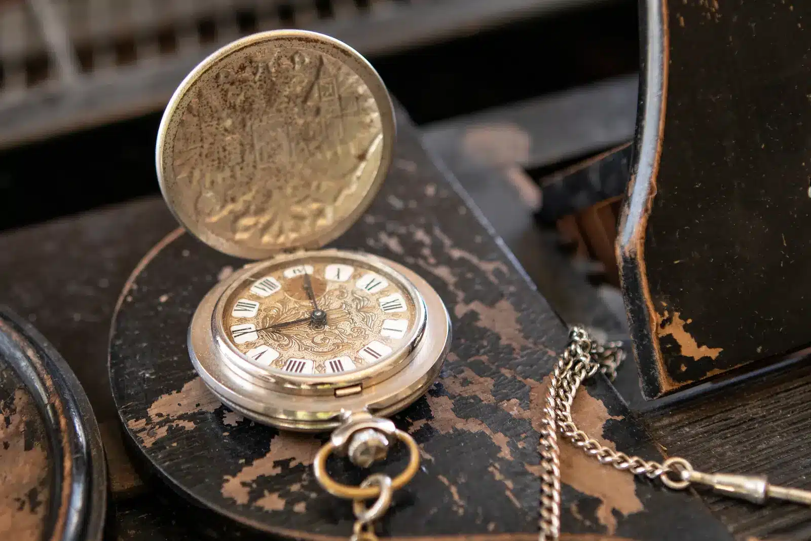 Erbstück mit Wert: alte Taschenuhr mit Kette aus einer Haushaltsauflösung