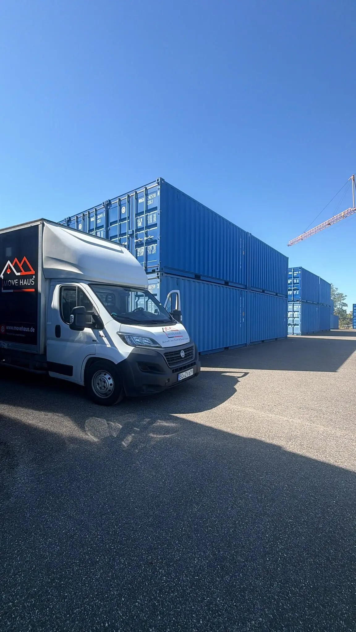 Fernumzug: Kosten, Preisbeispiele & Spartipps Fernumzug-Kosten: Movehaus-Umzugswagen aus Bochum vor Transportcontainern – bereit für die Fernstrecke