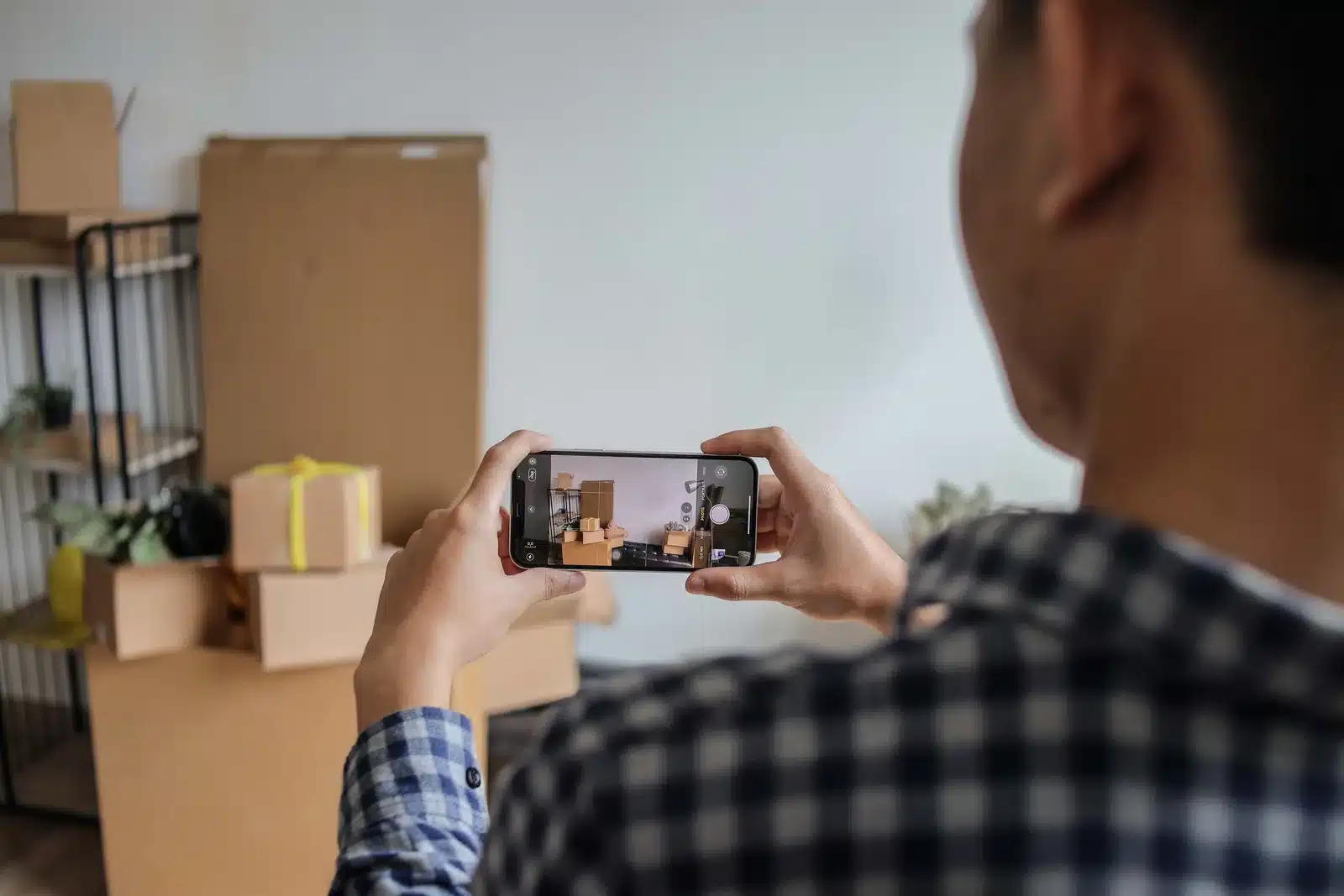 Haushaltsauflösung aus der Ferne: Angehöriger fotografiert die Wohnung mit dem Smartphone für das Festpreis-Angebot