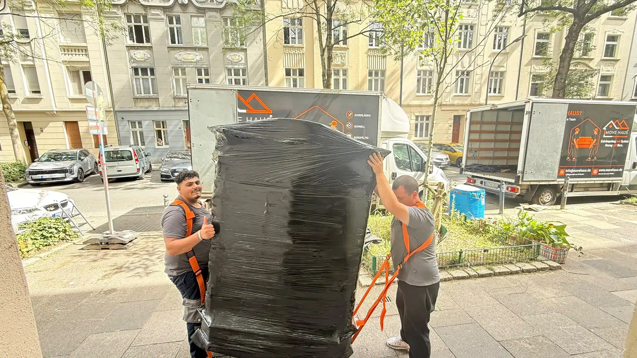 Seriöse Umzugsunternehmen erkennen: 7 Warnsignale für Abzocke Seriöses Umzugsunternehmen erkennen: Handschlag vor dem Umzugswagen – Movehaus Bochum
